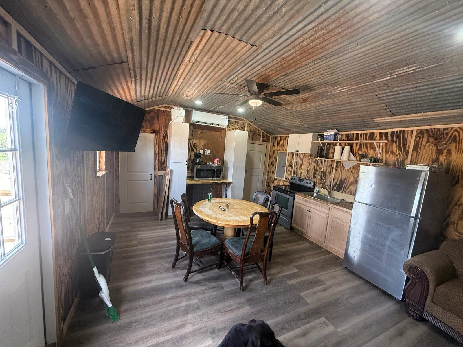 Hunter's Lodge interior